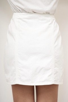 Saia jeans branca curta 90´s - loja online