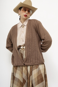 Cardigan marrom pregas frente na internet
