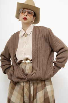 Cardigan marrom pregas frente na internet
