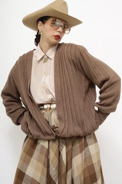 Cardigan marrom pregas frente