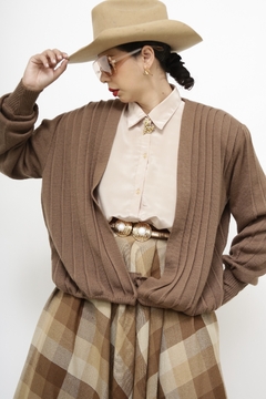 Cardigan marrom pregas frente - comprar online