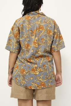Camisa cinza estampa amarelo versailhes - Capichó Brechó