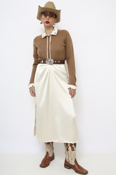 Blusa tricot marrom gola poa