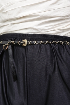 Cinto corrente dourado preto fino