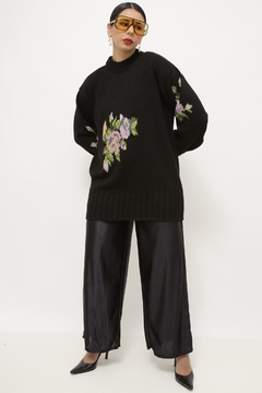 Pulover preto flores frente e manga - comprar online