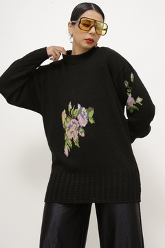 Pulover preto flores frente e manga - Capichó Brechó