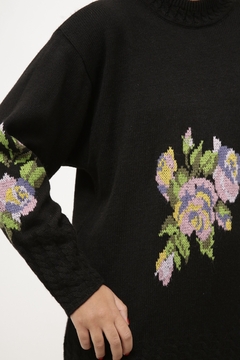 Pulover preto flores frente e manga