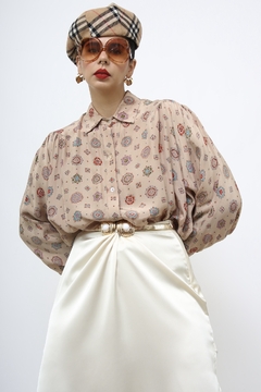 Camisa bege manga longa flores