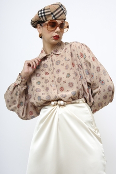 Camisa bege manga longa flores - comprar online