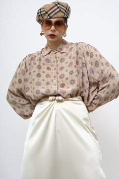 Camisa bege manga longa flores