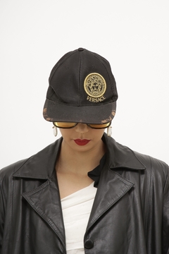 Bone preto VERSACE original - Capichó Brechó