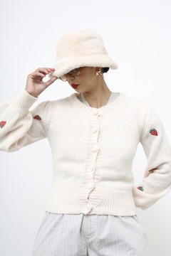 Pulover morangos off white - Capichó Brechó