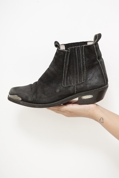 Bota couro camurça preta ponteira - comprar online