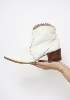 Bota couro marrom cano fino 37