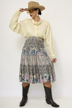 Camisa amarela acetinada manga bufante flores - Capichó Brechó