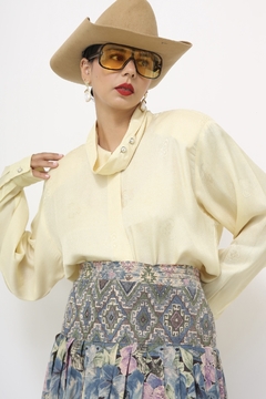Camisa amarela acetinada manga bufante flores - comprar online