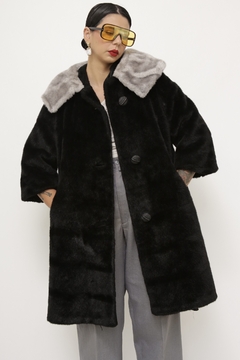 Casaco pelucia preto gola cinza vintage - Capichó Brechó