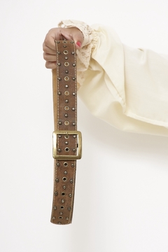 Cinto couro tachas marrom - comprar online