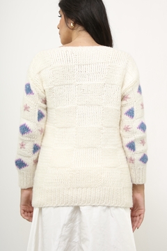 Tricot creme com flores colorida na internet