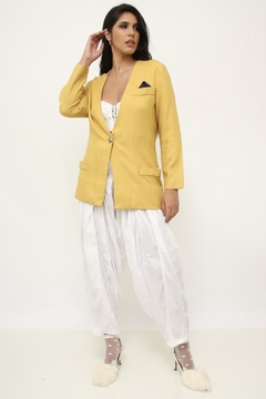 Blazer amarelo ombreira vintage na internet