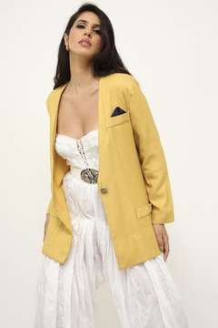 Blazer amarelo ombreira vintage na internet