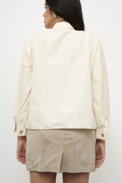 Camisa pregas na frente creme na internet