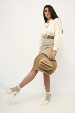 Camisa pregas na frente creme