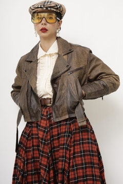 Jaqueta couro cropped marrom Juliana Macuir na internet