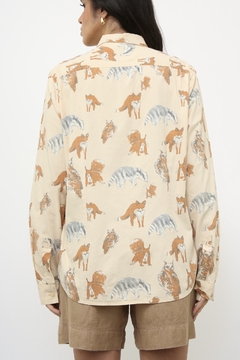 Camisa bichos marrom com bege na internet