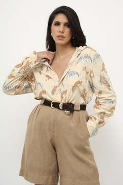 Camisa bichos marrom com bege