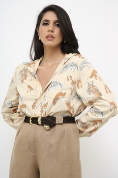 Camisa bichos marrom com bege