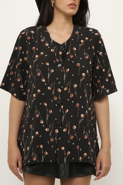 Camisa preta flores laranja - Capichó Brechó