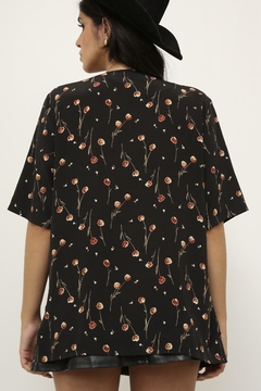 Camisa preta flores laranja - Capichó Brechó