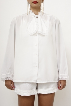 Camisa branca gravata babado renda