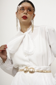 Camisa branca gravata babado renda