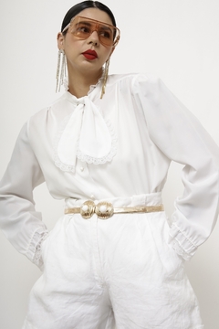 Camisa branca gravata babado renda