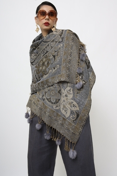 Pashmina cinza pompom - Capichó Brechó