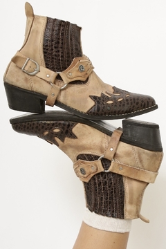 Bota western marrom bege recortes 43