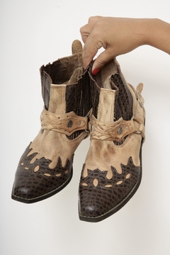 Imagem do Bota western marrom bege recortes 43