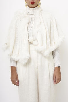 Poncho mini tricot branco plumas capuz - loja online
