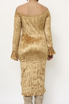 Vestido dourado veludo manga flare na internet