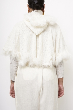 Poncho mini tricot branco plumas capuz - comprar online