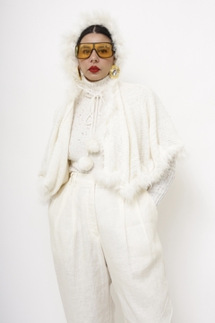 Poncho mini tricot branco plumas capuz - comprar online