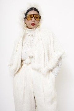 Imagem do Poncho mini tricot branco plumas capuz