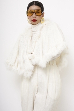 Poncho mini tricot branco plumas capuz