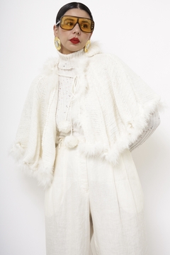 Poncho mini tricot branco plumas capuz na internet