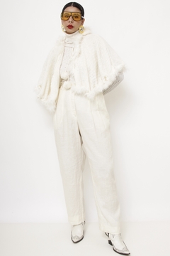 Poncho mini tricot branco plumas capuz - Capichó Brechó