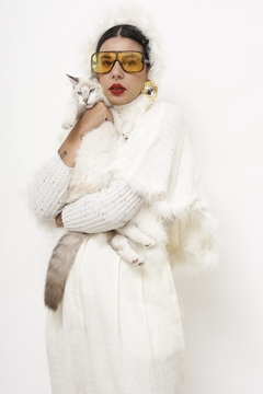 Poncho mini tricot branco plumas capuz na internet