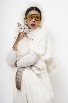 Poncho mini tricot branco plumas capuz