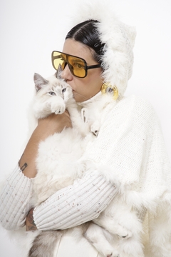 Poncho mini tricot branco plumas capuz - Capichó Brechó